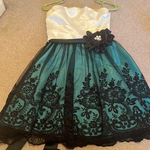 Xtraordinary white & teal with black floral lace Size 7 dress